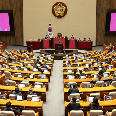 국회의사당에서 국회의원들이 회의를 하고 있다.