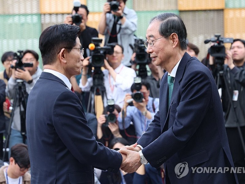 회동 마치고 인사하는 김문수-한덕수